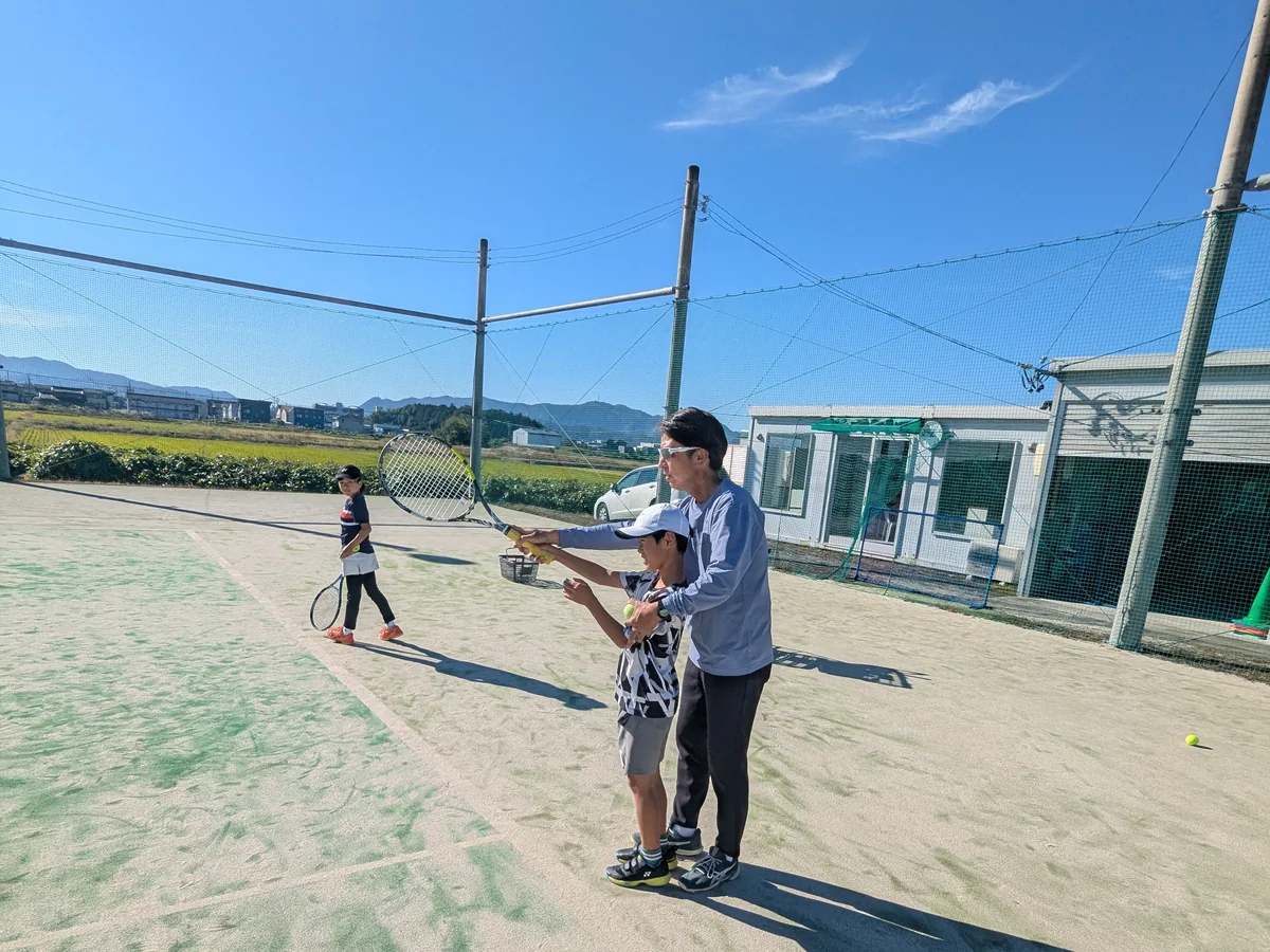 アカデミー生を指導する代表コーチ 小宮山英彦